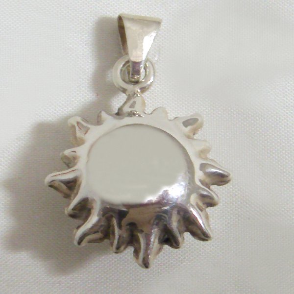 (p1367)Silver pendant motif inflated Sun.